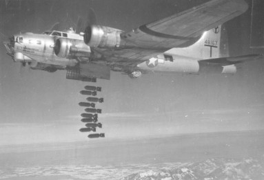 Boeing_B-17G_2_BG_dropping_bombs.jpg